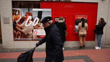 Santander Weighs Up to 3,000 Early Retirements in Spain