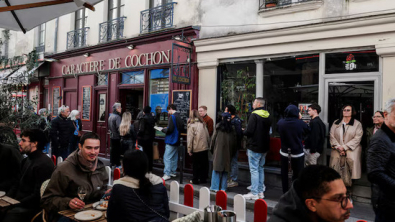 French Services in June Hit by Bigger Than Expected Slump