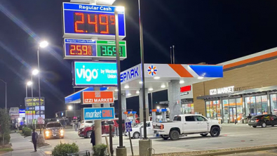 US Gasoline Pump Prices at 11-mth Low in Time for Holiday Shopping