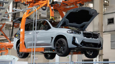 US Manufacturing Output Unexpectedly Rises on Rebound in Motor Vehicle Production