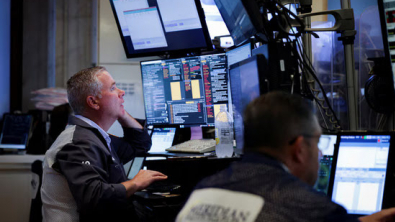Wall St Stocks Edge Lower as Investors Look for Tariff Clarity