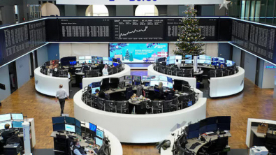 European Shares Set for Weekly Gain on US Rate Cut Hopes, Banks Boost