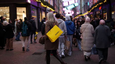 UK Retail Sales Fall as Consumer Confidence Tumbles