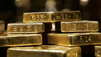 Gold Falls as Strong Dollar Counters Flight to Safety