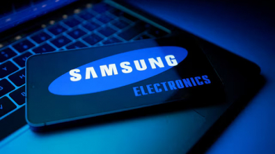 Samsung Unveils Wider Foldable, Hikes Prices on Chip Costs