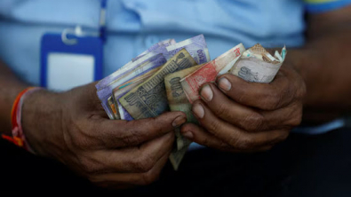 Rupee Swayed by Oil, Intervention Cues; Traders Cautious