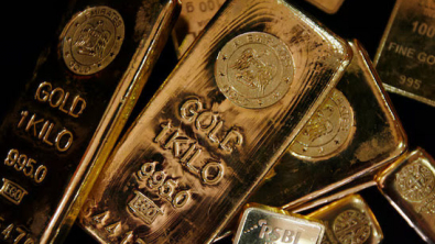 Gold Slips as Oil Gains and Fed Officials Signal Rate Hikes