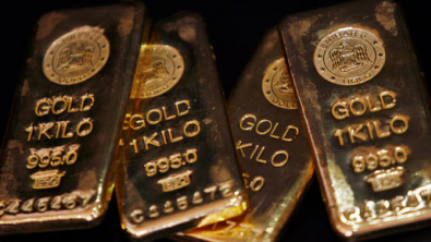 Gold Rises, Yet Set for Weekly Loss as Fed Rate Bets Build