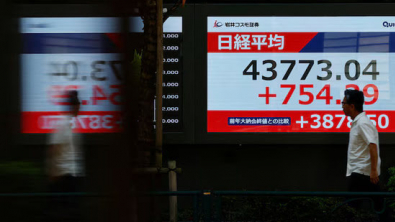 Stocks Drop, Gold Cracks $4,000 on Political Anxiety