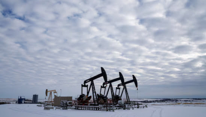 Oil Hovers around 4-mth High, Buoyed by Weak USD and Outages