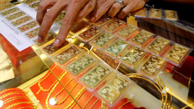 Gold Gains on Dollar Weakness, US Jobs Data Awaited