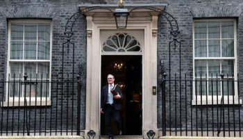 Sterling Strengthens on Easing Concerns over PM Starmer's Position