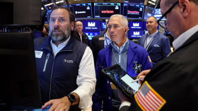 Wall St Ends Lower as Bank CEOs Warn of Possible Pullback, Fueling Tech Bubble Jitters