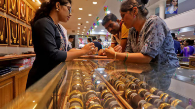 Gold Steadies after Sell-Off as Markets Await US Data