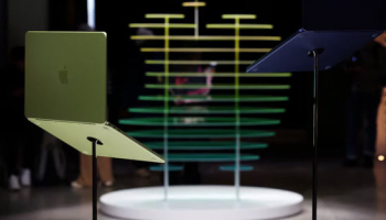 Apple Shares Rise on Record Sales before CEO Turnover