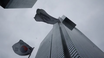 Samsung Stock Soars as Strike Averted; Bonuses Stoke Worry