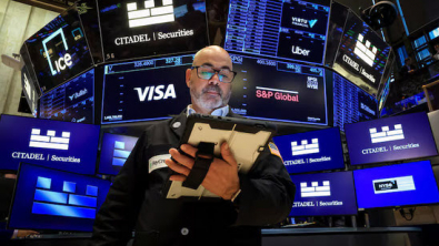 Nasdaq, S&P End Lower as Tech Stocks Fall
