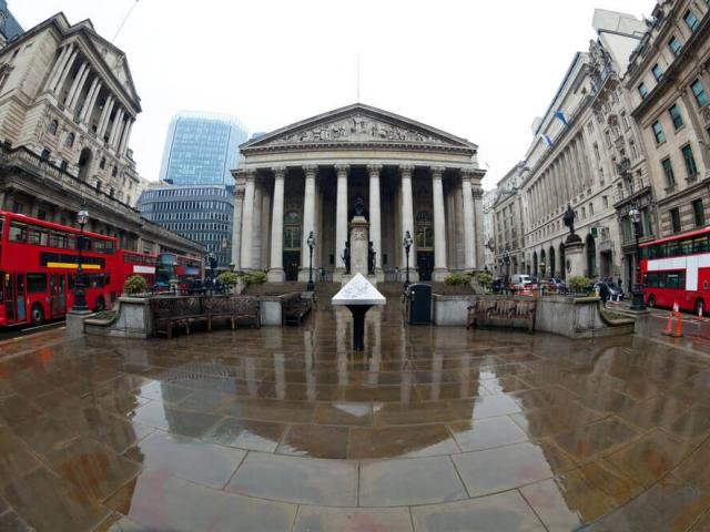 Gloomy BOE refuses to join global easing bandwagon