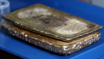 Gold Eases as Strong US Jobs Data Boosts Fed Rate-Hike Bets