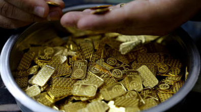 Gold Falls as Mideast Uncertainty Clouds Rate Outlook