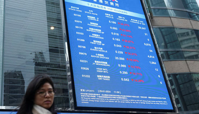 Asian Stocks Drop, Oil near 4-mth Low on Volatility Risks