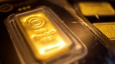 Gold Slips to 3-wk Low as Oil Climbs, Cenbank Decisions Loom