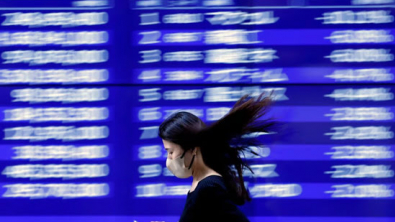 Asia Stocks Swing Lower, Gold Climbs as Oil Slips