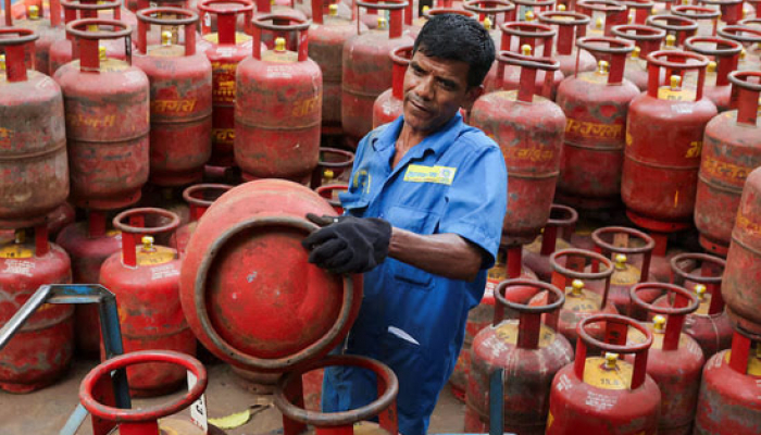 Kitchens Across India Ditch Hot Food due to Cooking Gas Shortage