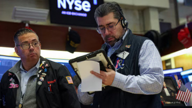 Wall St Ends Lower, Led by Drop in Nasdaq, with Tech, Banks Falling