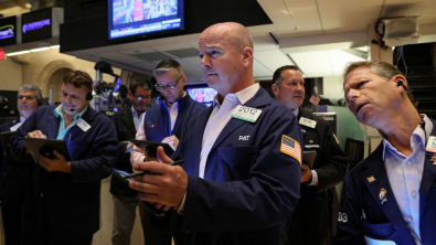 Wall Street Retreats as Rate Hike Concerns Persist
