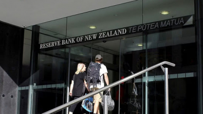 RBNZ Hits Pause at 5.5%, Economists see Easing in 2024