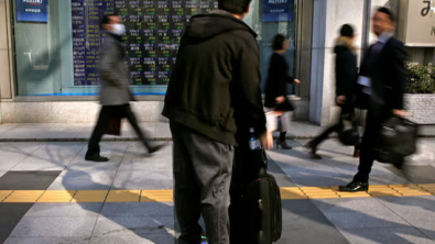 USD Firm, Asian Stocks Mixed; Traders Ponder Tariff Outlook