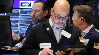 Nasdaq, S&P 500 Fall on AI Growth Fears ahead of Earnings