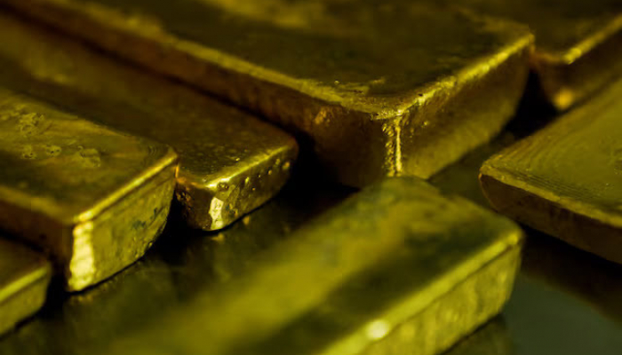 Gold Rises but Strong Fed Hike Bets Keep it near 7 Week-Low