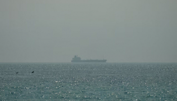 Oil Rises on US-Iran Strikes; Gains Capped by Shipping Hopes