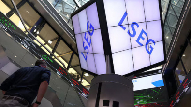 UK Stocks Decline as Oil Tops $100, Fuels Inflation Fears
