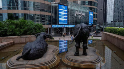 Stocks Gain on Fed Easing Hopes, Yen Locked in Intervention Zone