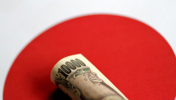 Yen Pinned near 40-Year Lows as Intervention Risks Mount