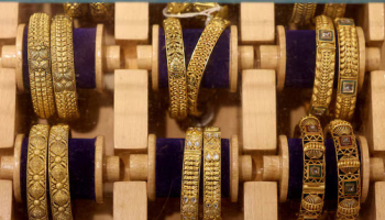 Gold Falls Off 2-Month High After US Treasury Move
