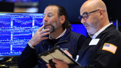 Stocks Fall as Higher Oil Prices, Treasury Yields Weigh