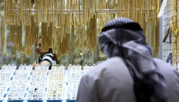 Gold Slips on Easing Mideast Tensions, Fed Rate Cut Uncertainty