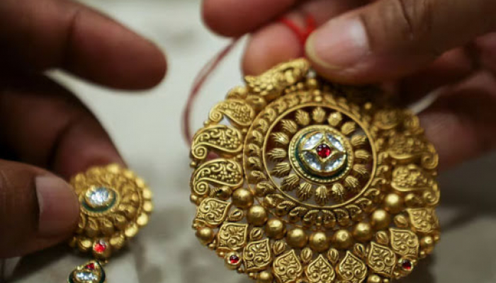 Gold Gains as Dollar Softens, US Shutdown Jitters Persist