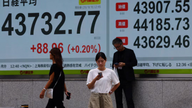 Nikkei Ends Lower on Yen Strength, Profit-Taking after Crossing 44,000