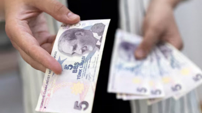 EM Stocks, FX Fall on Iran War Risks but Eye Monthly Gains
