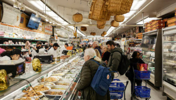 US Service Sector Cools in Mar, Inflation Heating Up amid Iran War