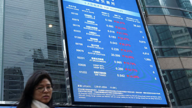 Asian Stocks Drop, Oil near 4-mth Low on Volatility Risks