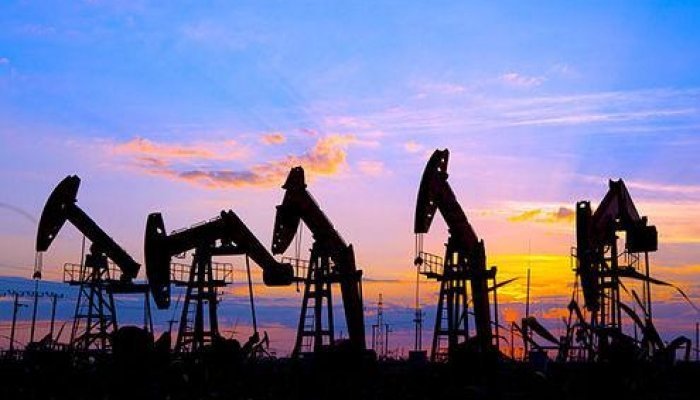 Oil Set for Heavy Weekly Loss as Tankers Exit Hormuz