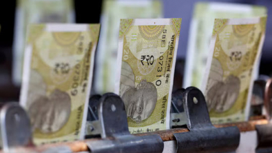 India Cbank Likely Steps In on Rupee Buckles Under Oil Shock