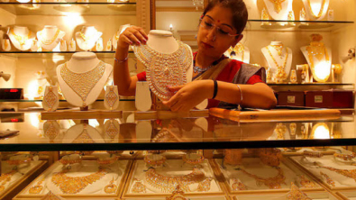 Gold Hits 2-Week High on Fed Outlook, Mideast Focus