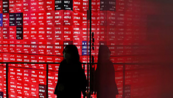Asian Stocks Climb, Dollar Droops on Fed Easing Bets
